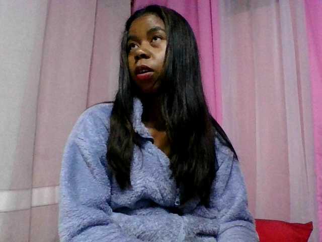 le modèle Kitaniahbb est en webcam porno dans un show sur le site bongacams, il possède les tags suivants: Ebony,Brunette,Trimmed