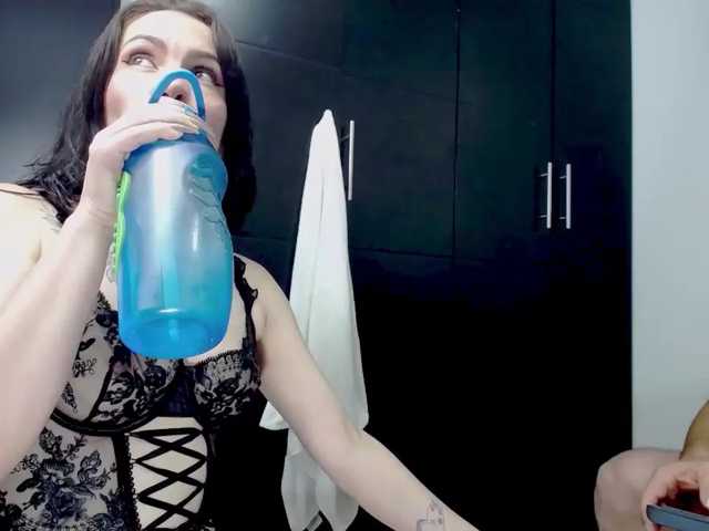 le modèle ambarjacksonn est en webcam porno dans un show sur le site bongacams, il possède les tags suivants: Latino/Hispanic,Brunette,Shaved