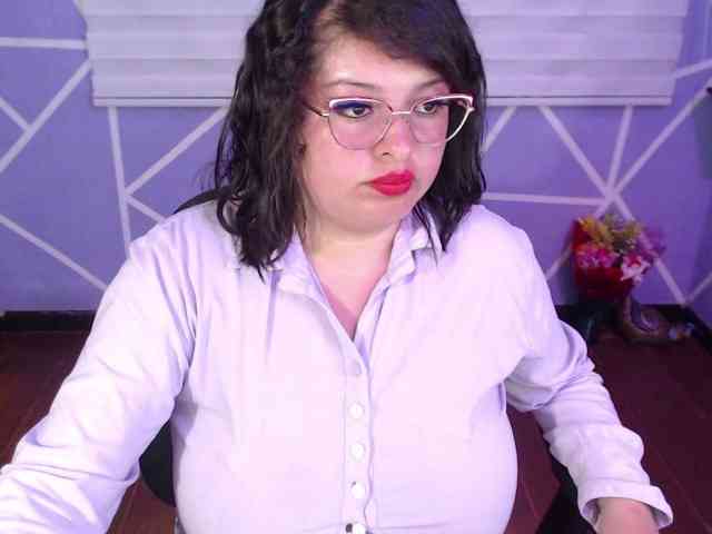MiaaJoness webcam