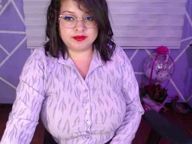 MiaaJoness webcam