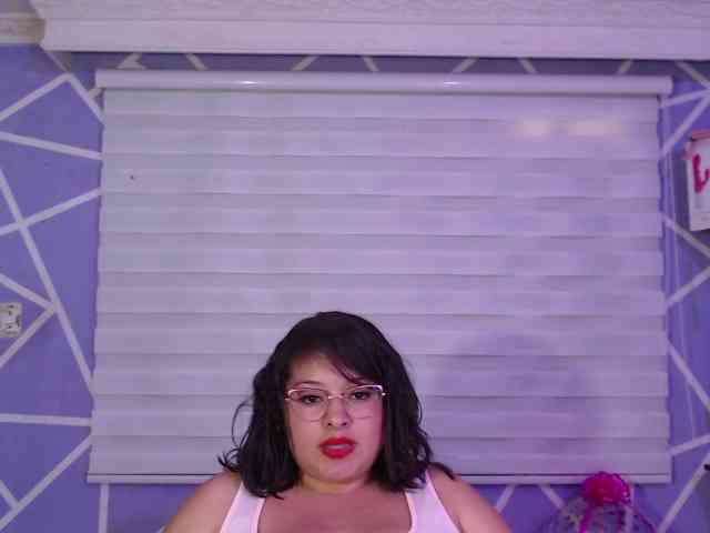 MiaaJoness webcam