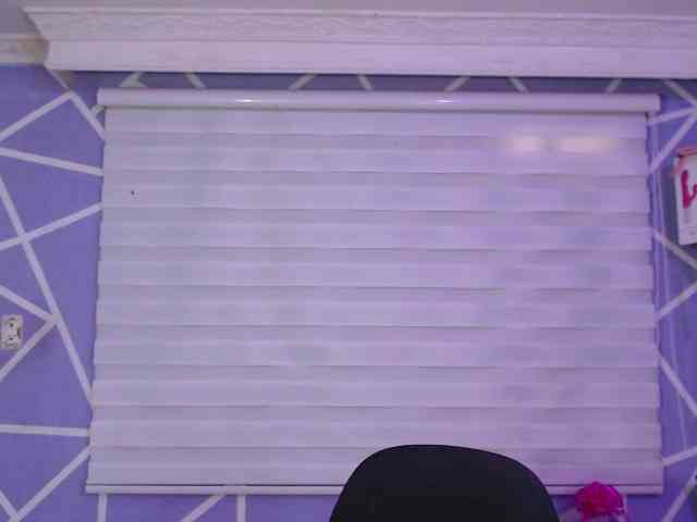 MiaaJoness webcam