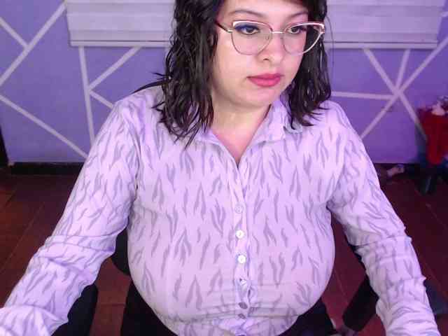 MiaaJoness webcam