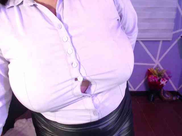 MiaaJoness webcam