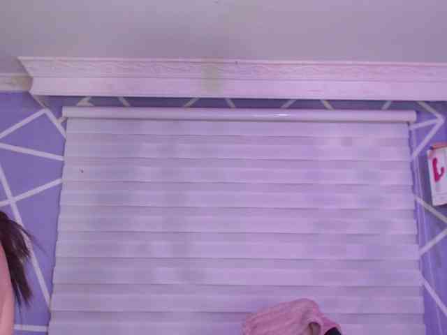 MiaaJoness webcam