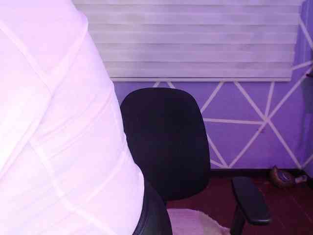 MiaaJoness webcam