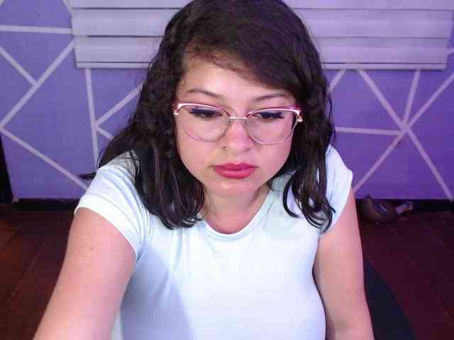 MiaaJoness webcam