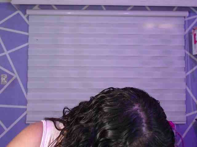 MiaaJoness webcam