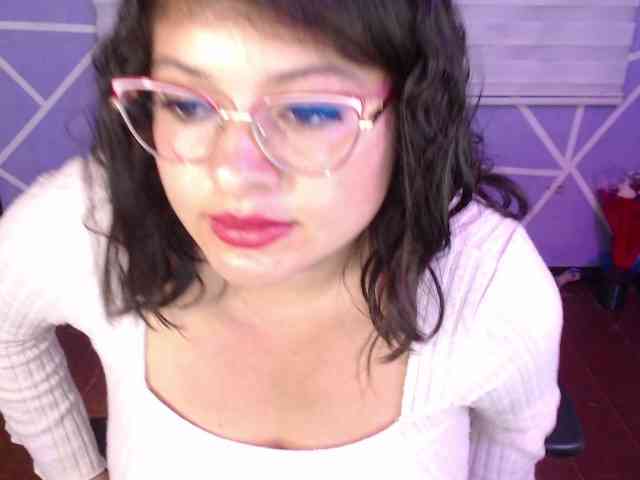 MiaaJoness webcam