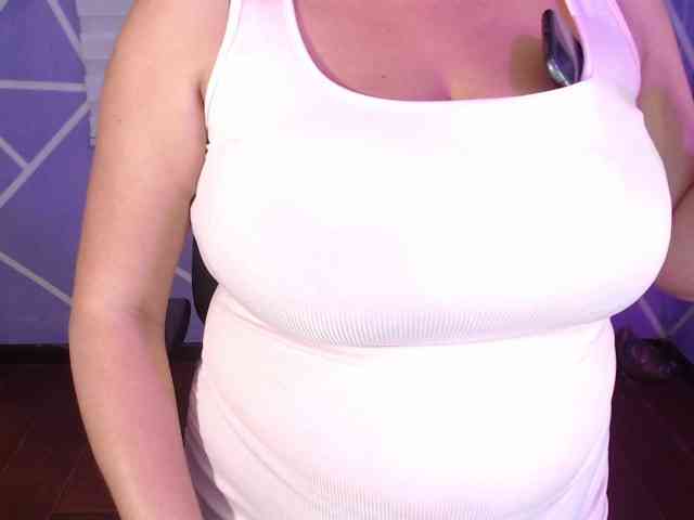 MiaaJoness webcam