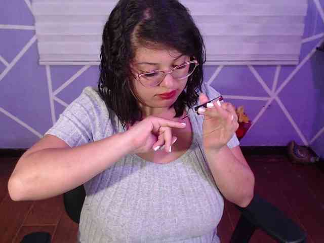 MiaaJoness webcam