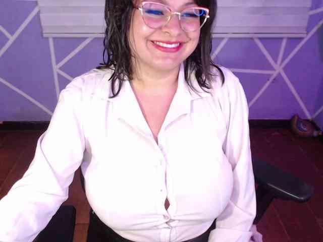 MiaaJoness webcam