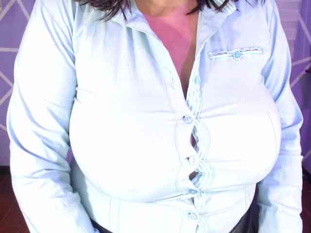 MiaaJoness webcam