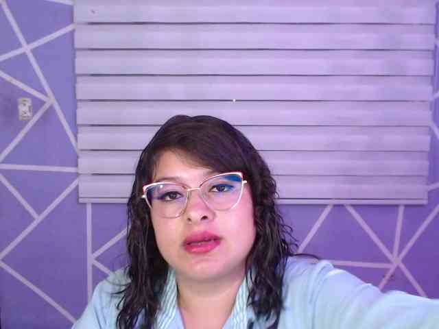 MiaaJoness webcam
