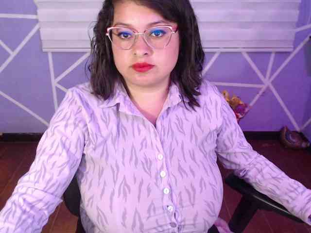 MiaaJoness webcam