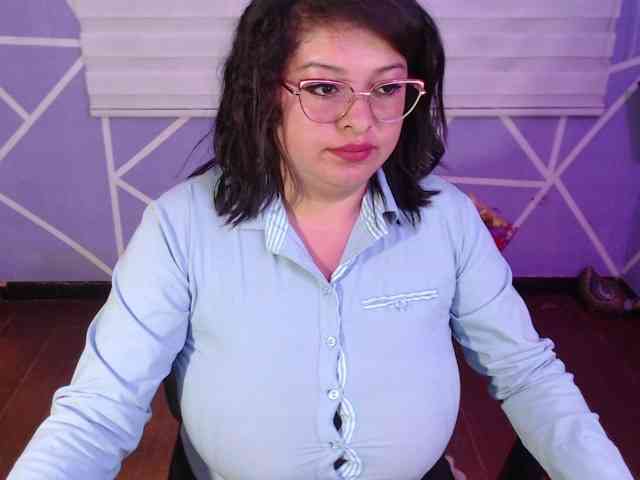 MiaaJoness webcam