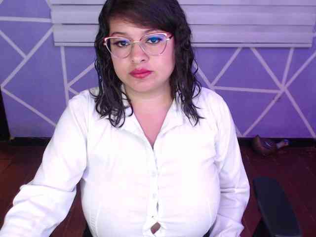 MiaaJoness webcam