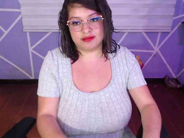 MiaaJoness webcam