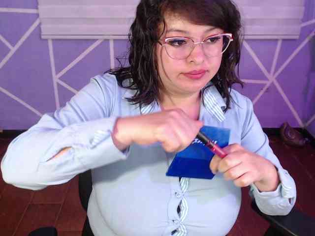 MiaaJoness webcam