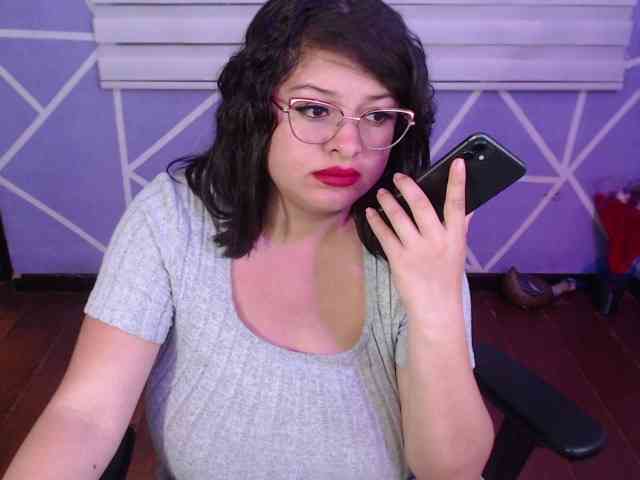 MiaaJoness webcam
