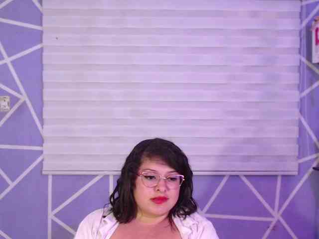 MiaaJoness webcam