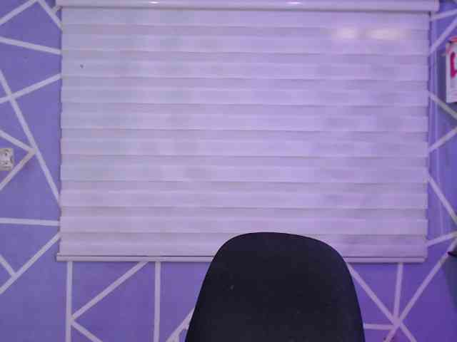 MiaaJoness webcam