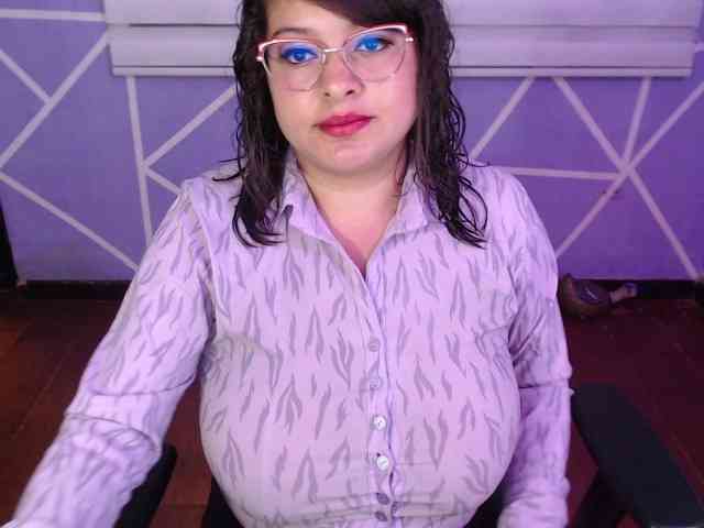 MiaaJoness webcam