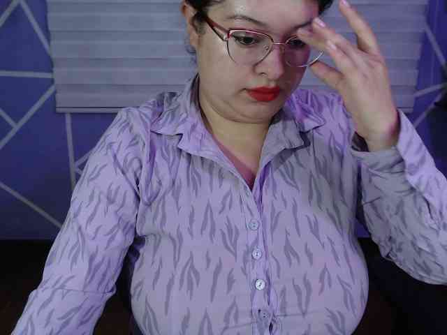 MiaaJoness webcam