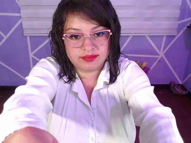 MiaaJoness webcam