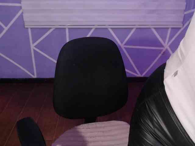 MiaaJoness webcam