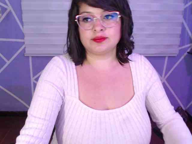 MiaaJoness webcam