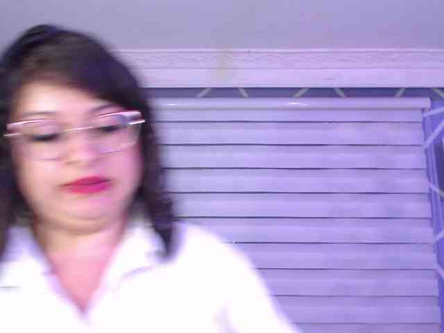 MiaaJoness webcam
