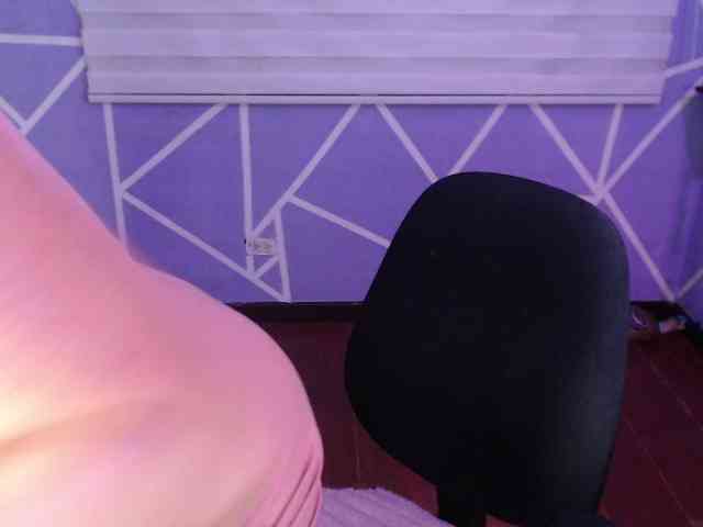 MiaaJoness webcam