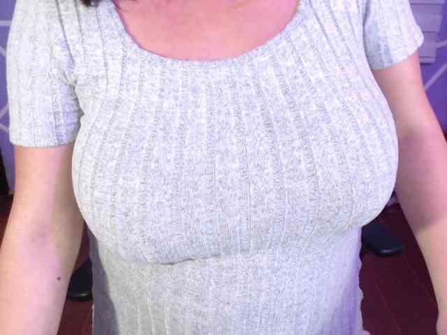 MiaaJoness webcam