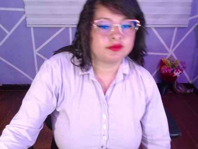 MiaaJoness webcam
