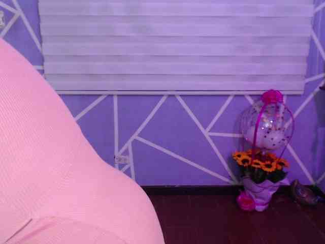 MiaaJoness webcam