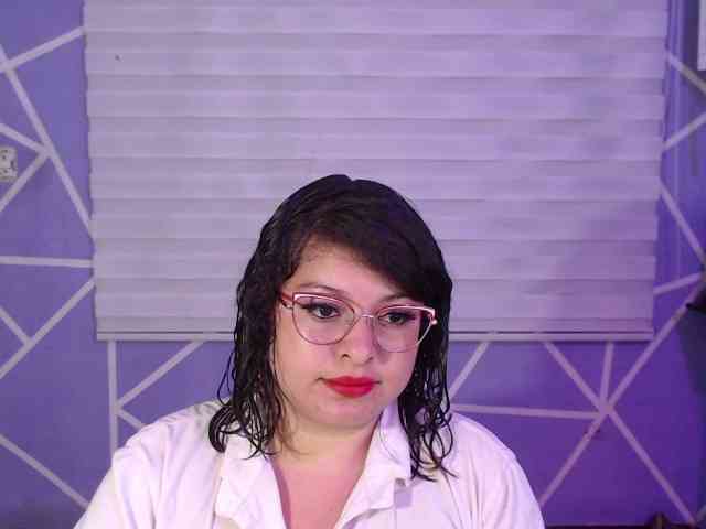 MiaaJoness webcam
