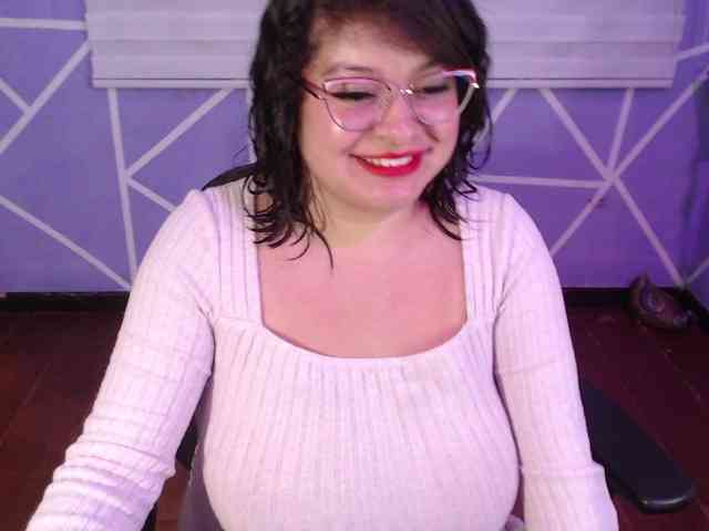 MiaaJoness webcam