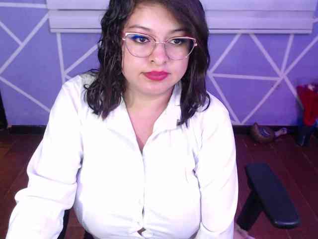MiaaJoness webcam