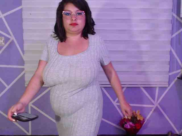 MiaaJoness webcam