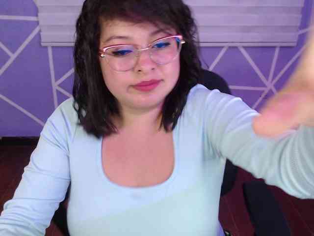 MiaaJoness webcam