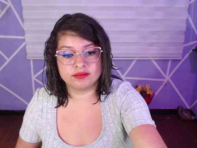 MiaaJoness webcam
