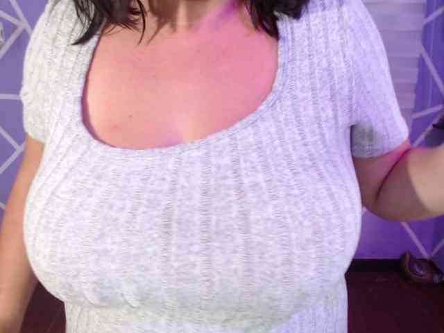 MiaaJoness webcam