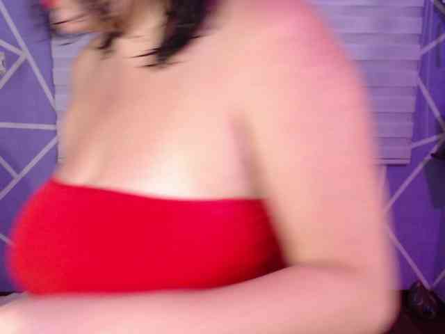 MiaaJoness webcam