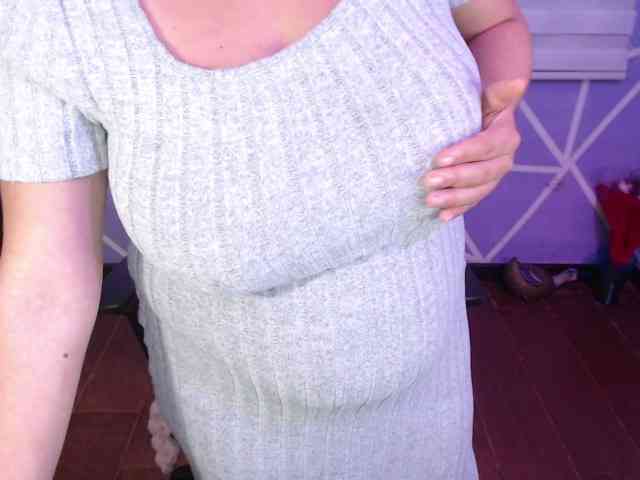 MiaaJoness webcam