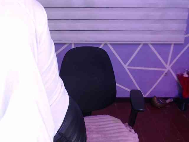 MiaaJoness webcam