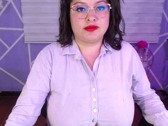 MiaaJoness webcam