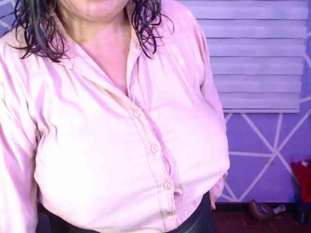 MiaaJoness webcam