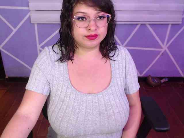 MiaaJoness webcam