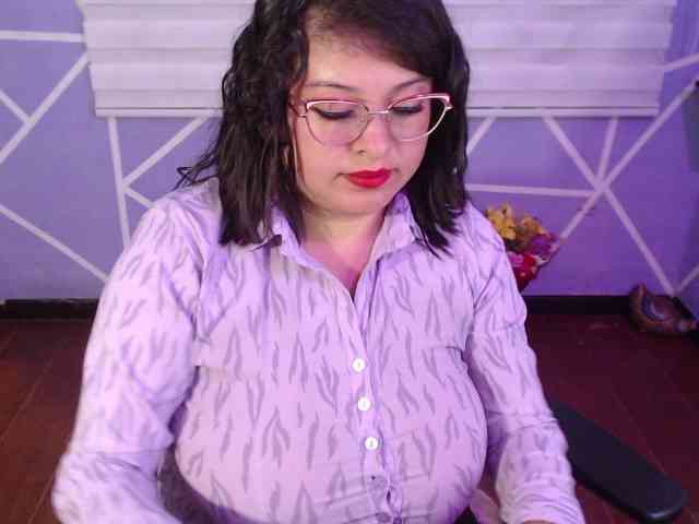 MiaaJoness webcam